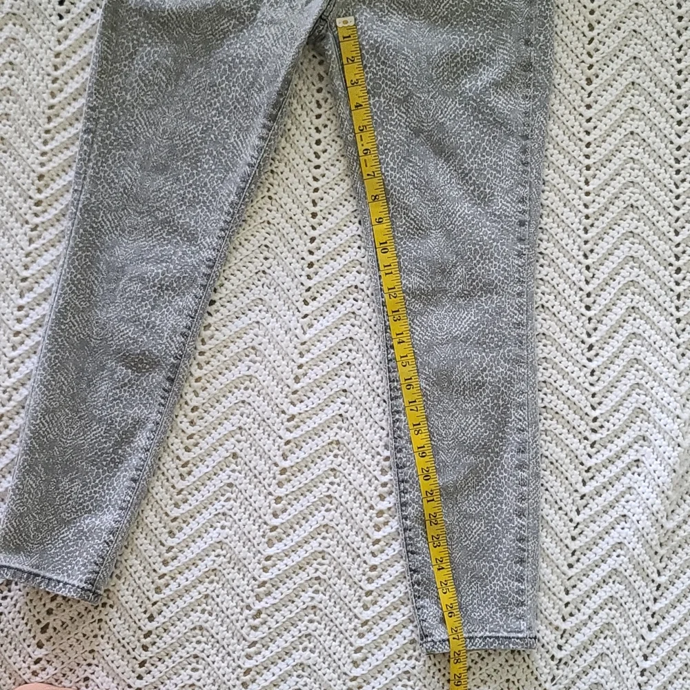 Gray reptile print pants universal thread size 8
